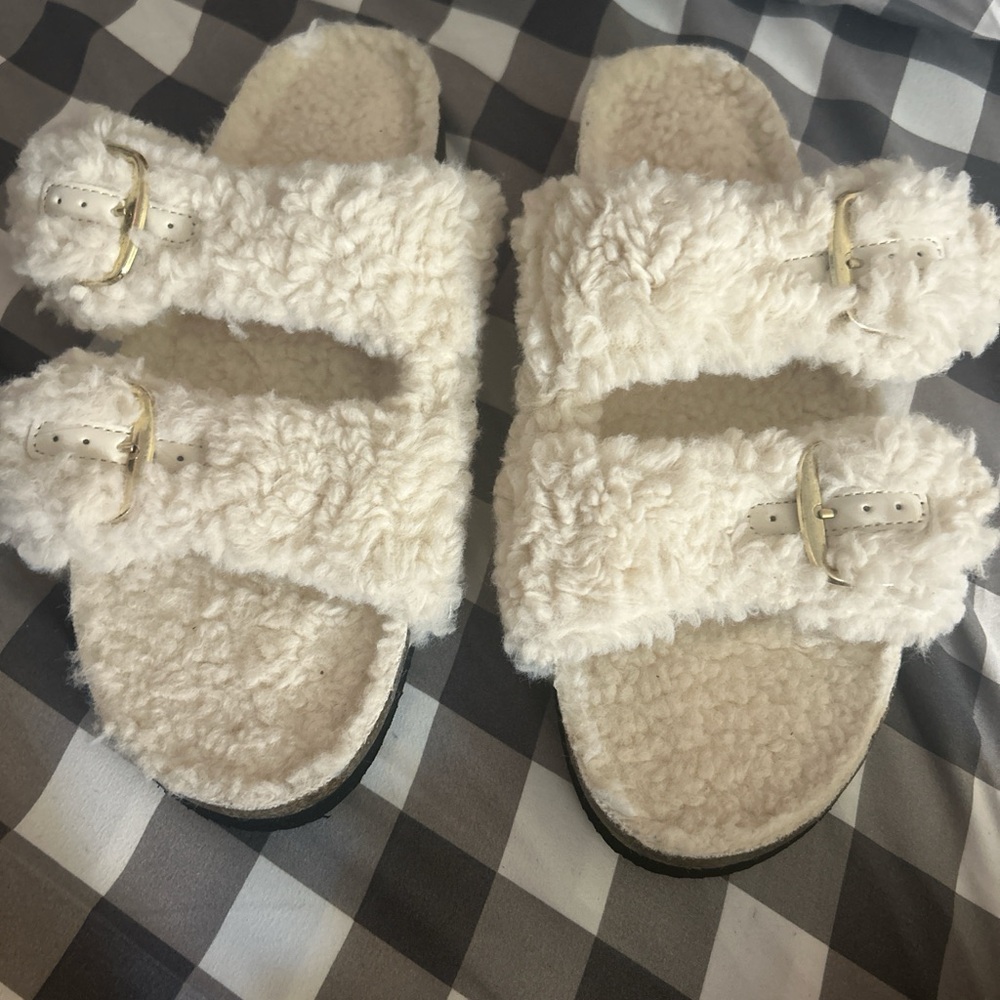 Source Unknown Cream Fuzzy Slippers